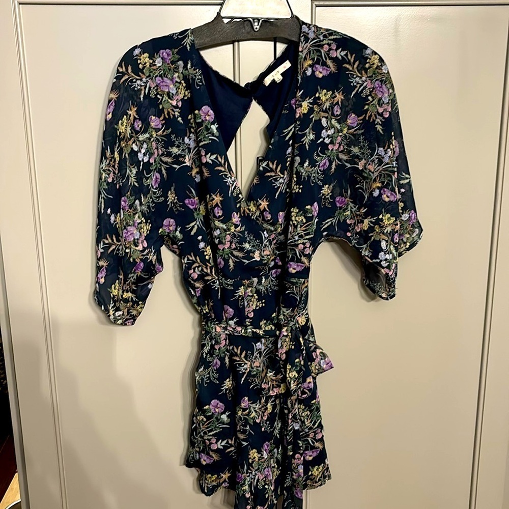 Le Lis Size LG Romper Tie Front Elastic Waist Blue floral